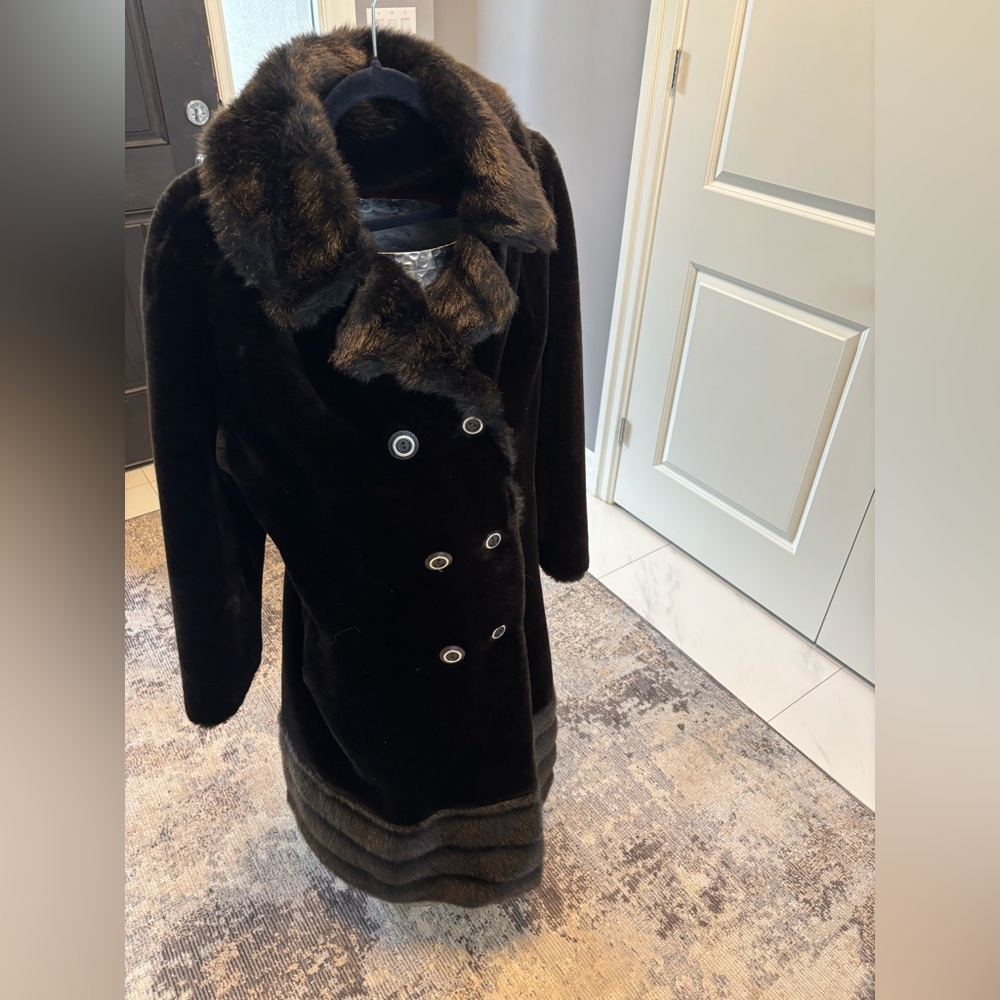 Mod vintage 1970s faux fur coat size medium in black disco era